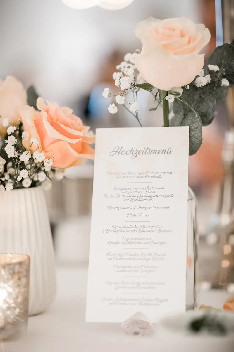 Hochzeit Hoher Darsberg – Brautpaar zwischen den Bäumen