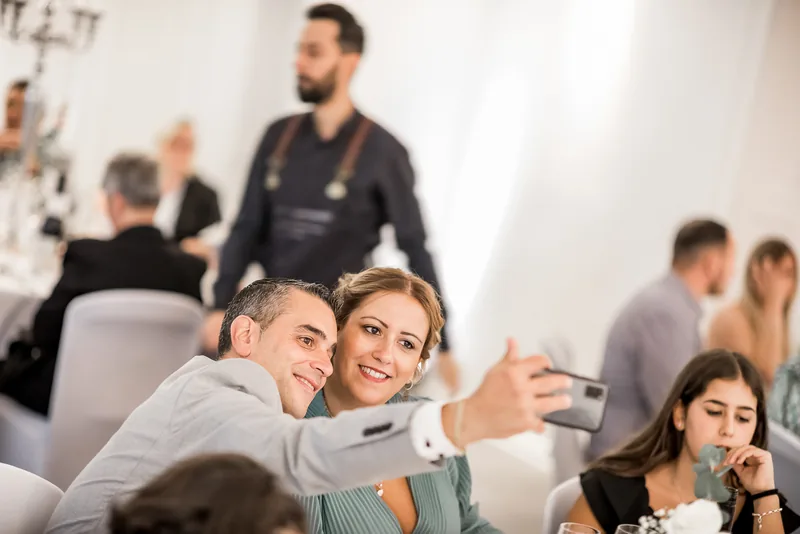 Neckartal Hochzeit – Brautpaar Hand in Hand auf dem Hohen Darsberg