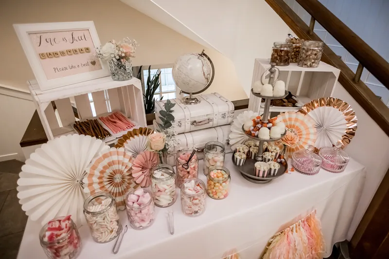 Hoher Darsberg – romantischer Moment des Brautpaars im Pavillon