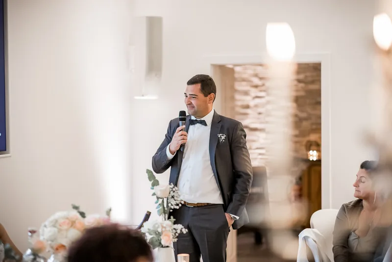 Hochzeit Hoher Darsberg – Brautpaar zwischen den Bäumen