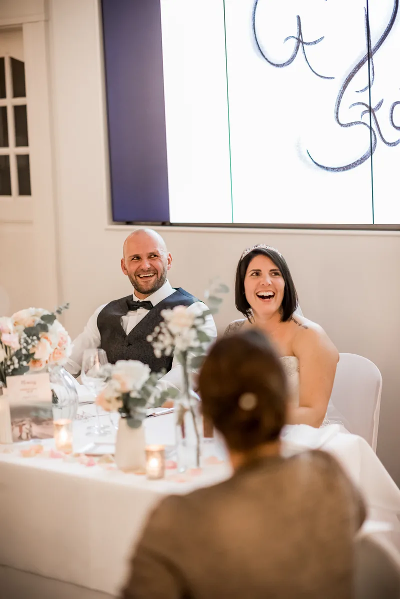 Neckartal Hochzeit – Brautpaar Hand in Hand auf dem Hohen Darsberg