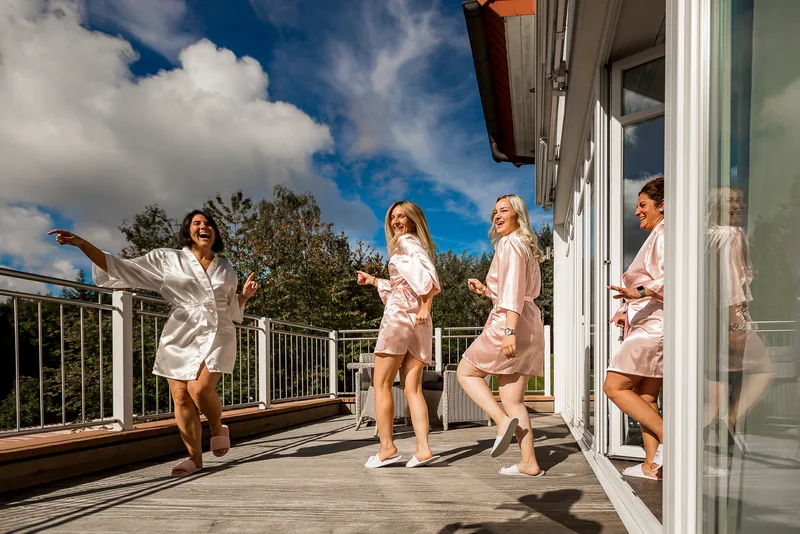 Hochzeit Hoher Darsberg – Brautpaar am Aussichtspavillon