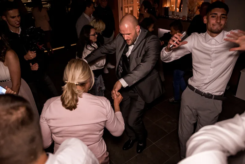 Hochzeit Hoher Darsberg – Brautpaar zwischen den Bäumen