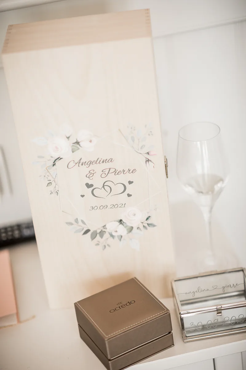 Hochzeit Hoher Darsberg – Brautpaar zwischen den Bäumen
