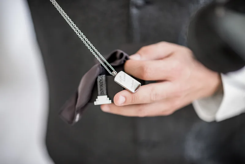 Neckartal Hochzeit – Brautpaar Hand in Hand auf dem Hohen Darsberg
