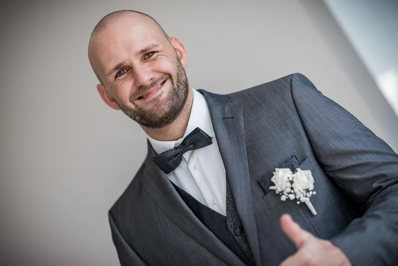 Hochzeit Hoher Darsberg – Brautpaar am Aussichtspavillon