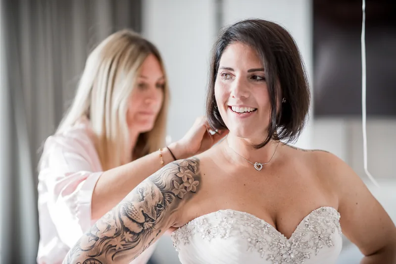 Hochzeit Hoher Darsberg – Brautpaar zwischen den Bäumen