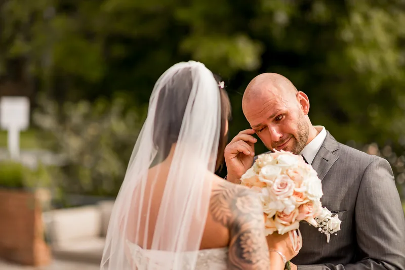 Hochzeit Hoher Darsberg – Brautpaar zwischen den Bäumen