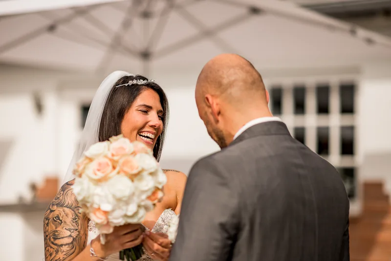 Neckartal Hochzeit – Brautpaar Hand in Hand auf dem Hohen Darsberg
