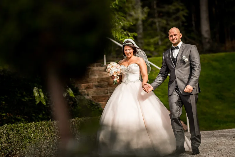Hochzeit Hoher Darsberg – Brautpaar am Aussichtspavillon