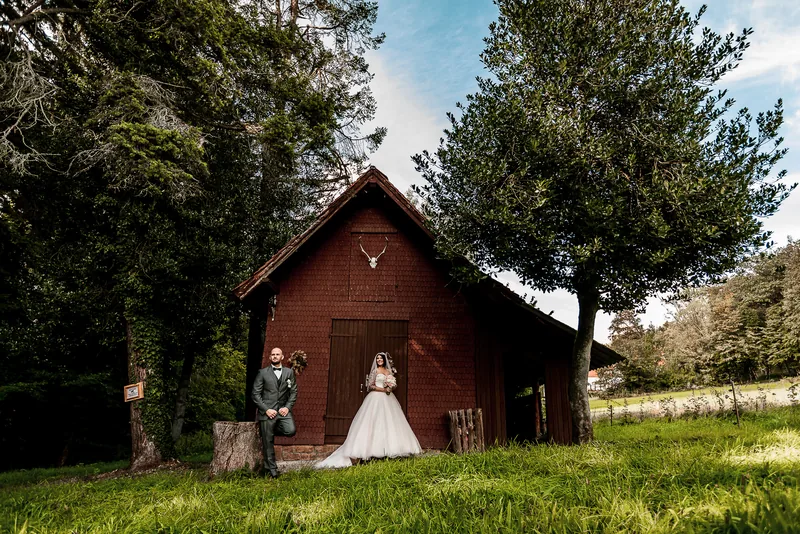 Hochzeit Hoher Darsberg – Brautpaar zwischen den Bäumen