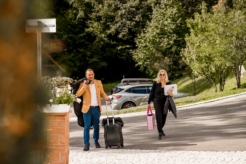 Hochzeit Hoher Darsberg – Brautpaar zwischen den Bäumen