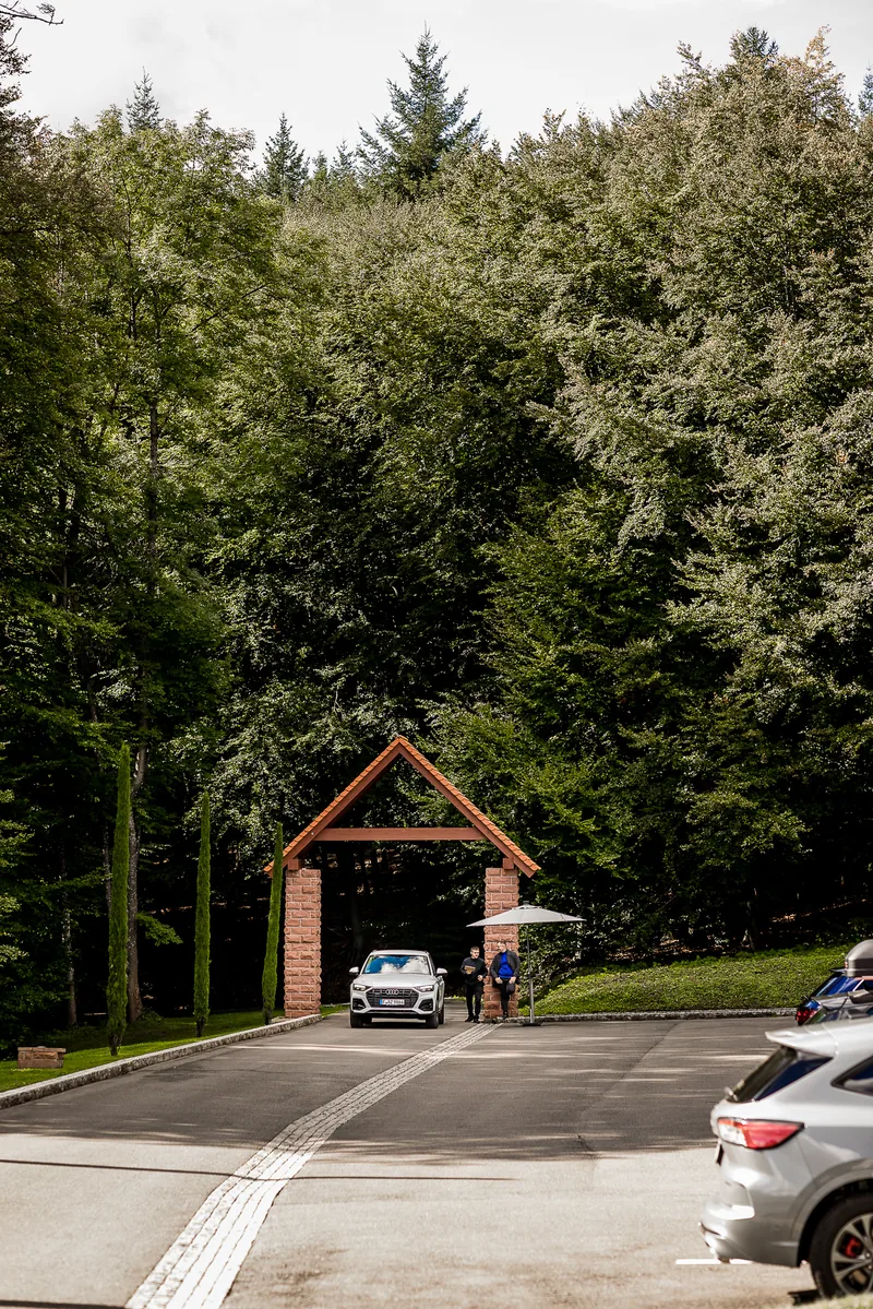 Neckartal Hochzeit – Brautpaar Hand in Hand auf dem Hohen Darsberg