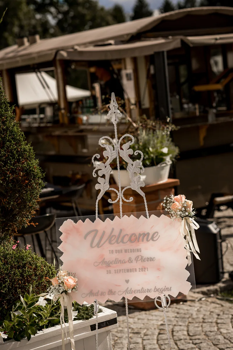 Hoher Darsberg – romantischer Moment des Brautpaars im Pavillon