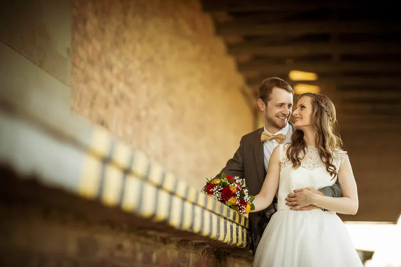 Hochzeit im Park Schönbusch Aschaffenburg – Brautpaar am See