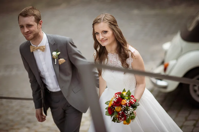Hochzeit im Park Schönbusch Aschaffenburg – Brautpaar am See