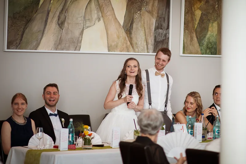 Hochzeit Schönbusch Aschaffenburg – Brautstrauß am Tempel