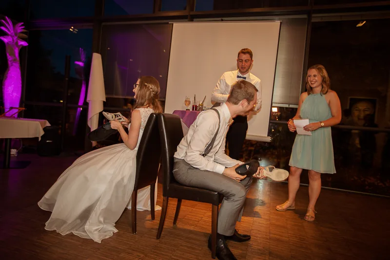 Hochzeit Park Schönbusch – Brautpaar lacht beim Paarshooting