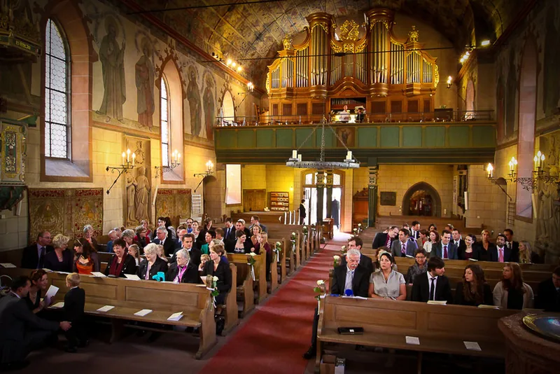 Hochzeit Jagdschloss Platte – Brautpaar lacht herzlich