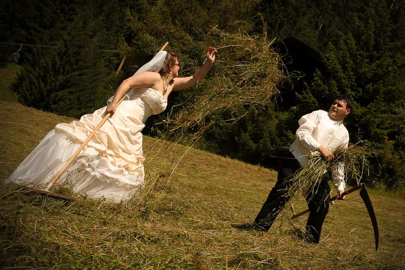 Hochzeit in den Kitzbühler Alpen – Brautpaar mit Alpenpanorama