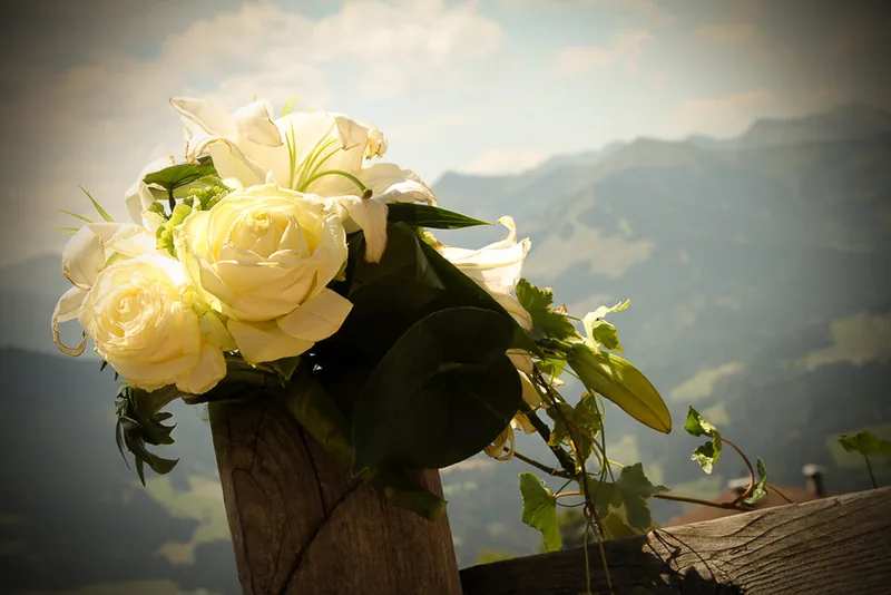 Berghochzeit Kitzbühel – Brautpaar Hand in Hand auf der Alm