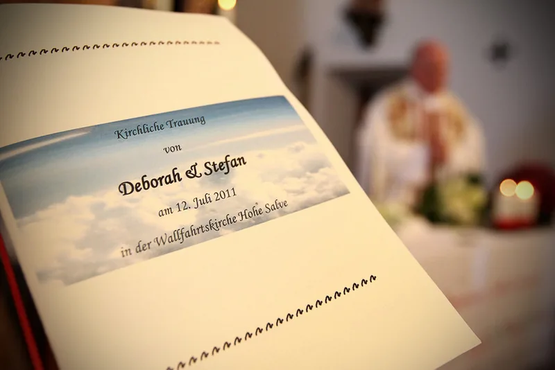 Almhochzeit Kitzbühel – Brautpaar zwischen Bergwiesen
