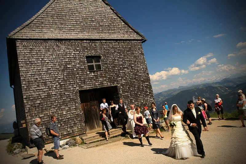 Almhochzeit Tirol – Festtafel in der Berghütte