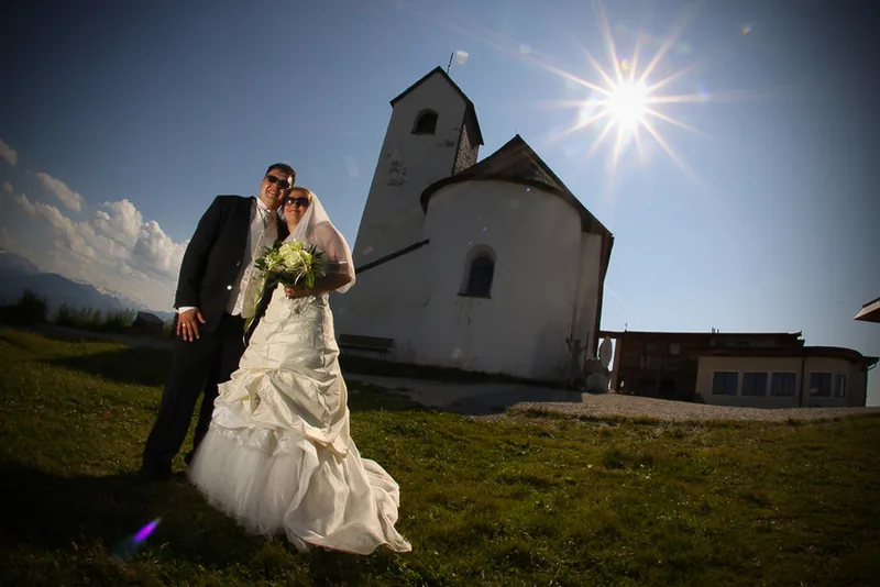 Hochzeit Tirol Alpen – Brautpaar lacht in der Höhe