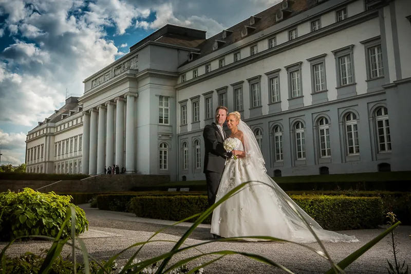 Hochzeit im Schloss Bad Homburg – Brautpaar vor dem Weißen Turm