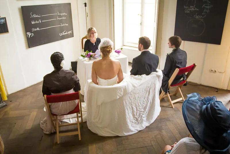 Hochzeit Schloss Freudenberg in Wiesbaden – Brautpaar Hand in Hand