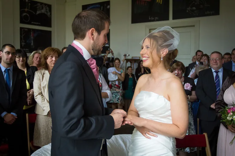 Hochzeit Schloss Freudenberg – Brautstrauß im Schlosspark