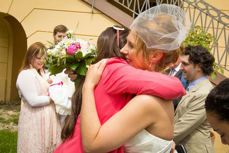 Hochzeit Schloss Freudenberg in Wiesbaden – Brautpaar Hand in Hand