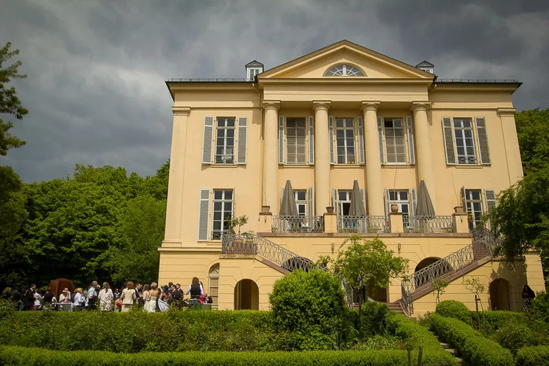 Hochzeit Schloss Freudenberg – Brautstrauß im Schlosspark