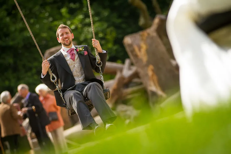 Hochzeit Schloss Freudenberg in Wiesbaden – Brautpaar Hand in Hand