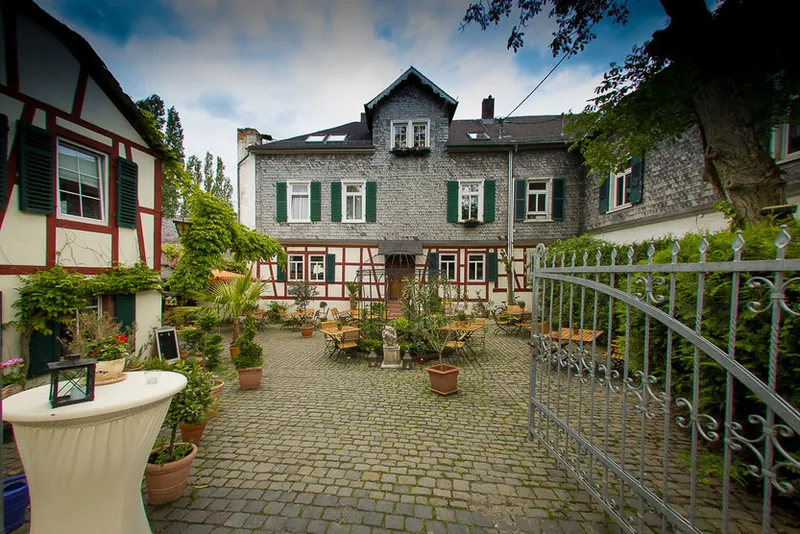 Hochzeit auf Freudenberg – Brautpaar mit Gästen