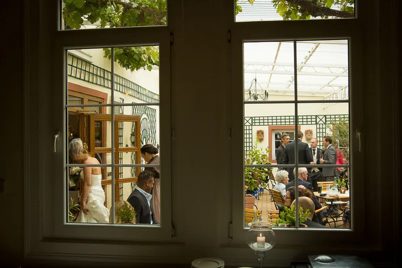 Hochzeit auf Schloss Freudenberg in Wiesbaden – Brautpaar im Schlosspark