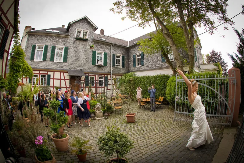 Schloss Freudenberg – Brautpaar lacht nach der Trauung