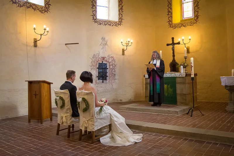 Hochzeit Schloss Harz – Brautstrauß vor dem Schloss