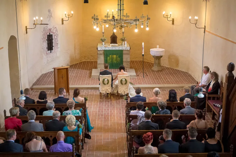 Hochzeit Harz – Brautpaar Hand in Hand vor dem Schloss