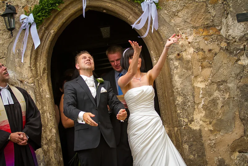 Hochzeit Schloss Harz – Brautstrauß vor dem Schloss