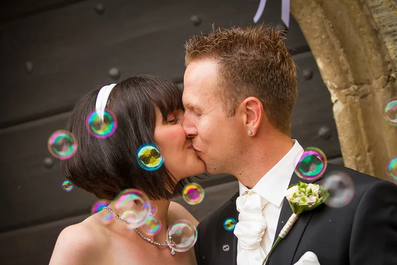 Hochzeit Harz – Brautpaar Hand in Hand vor dem Schloss