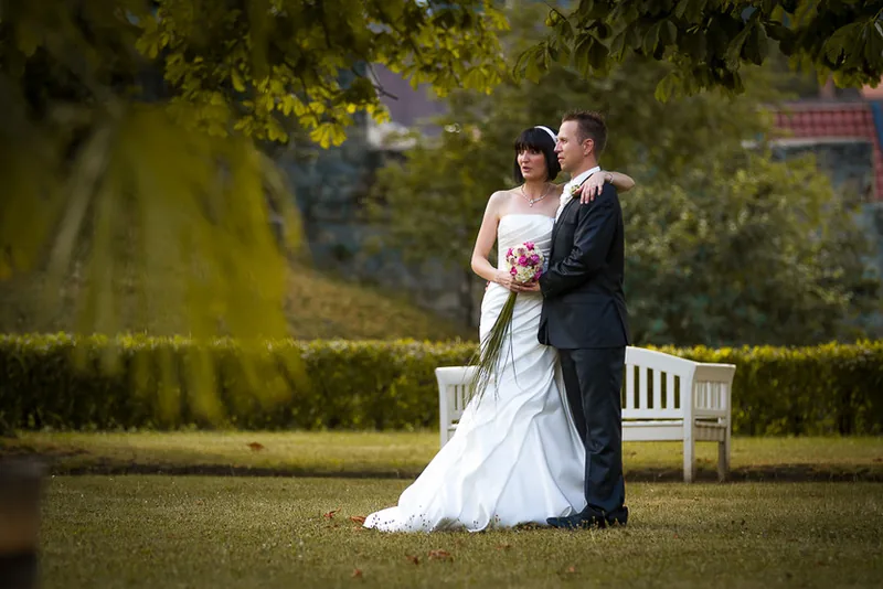 Hochzeit im Schlosshotel Blankenburg im Harz – Brautpaar im Schlosspark