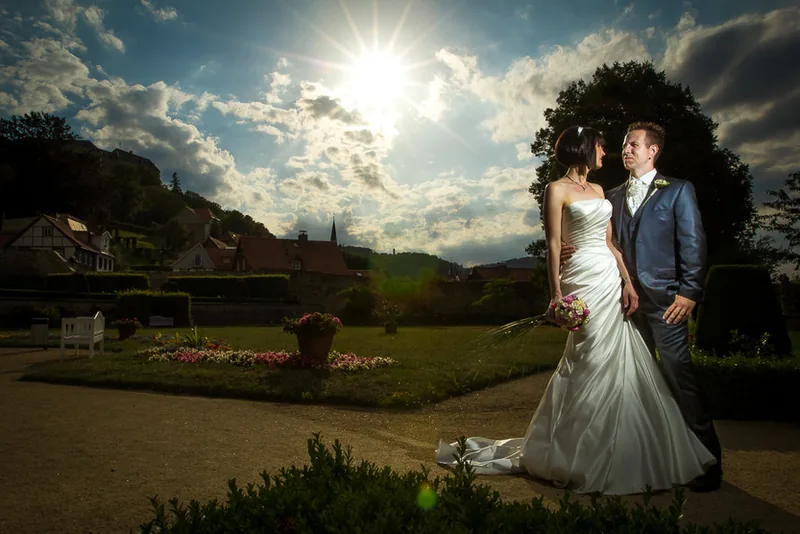 Hochzeit Schloss Harz – Brautstrauß vor dem Schloss