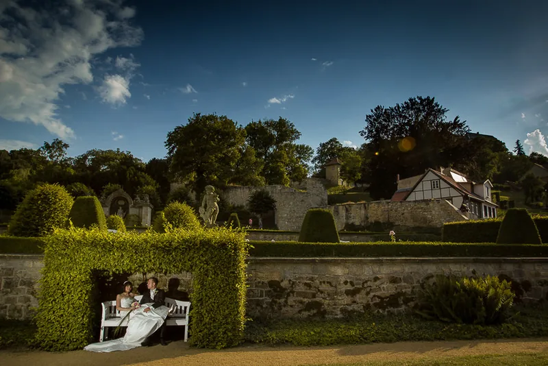 Hochzeit Schlosshotel Blankenburg – Brautpaar lacht herzlich
