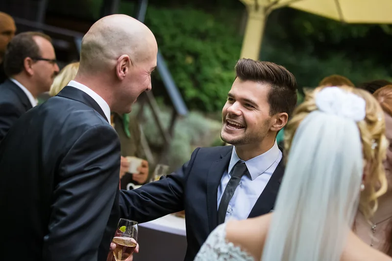 Hochzeit Villa im Tal – Brautpaar lacht herzlich