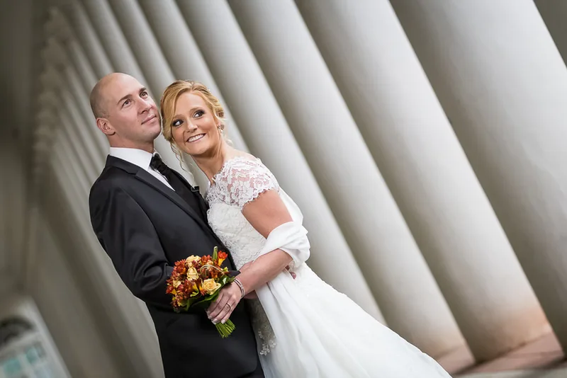 Hochzeit Villa im Tal – Brautpaar unter alten Bäumen