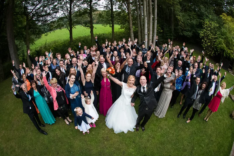 Hochzeit in der Villa im Tal in Wiesbaden – Brautpaar im Park