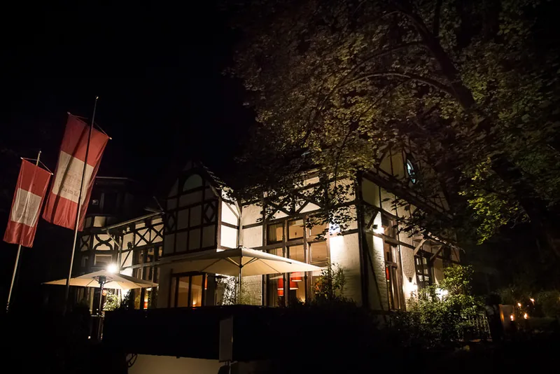 Hochzeit Villa im Tal – Brautpaar unter alten Bäumen