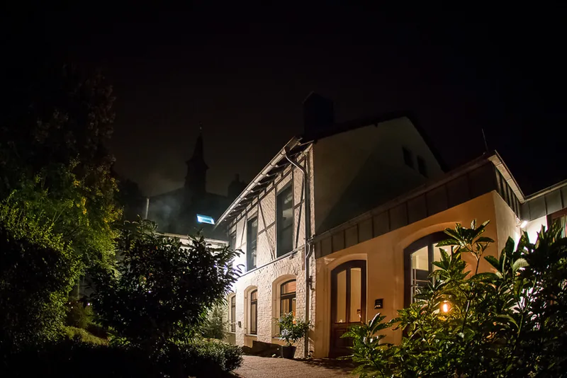 Hochzeit in der Villa im Tal in Wiesbaden – Brautpaar im Park