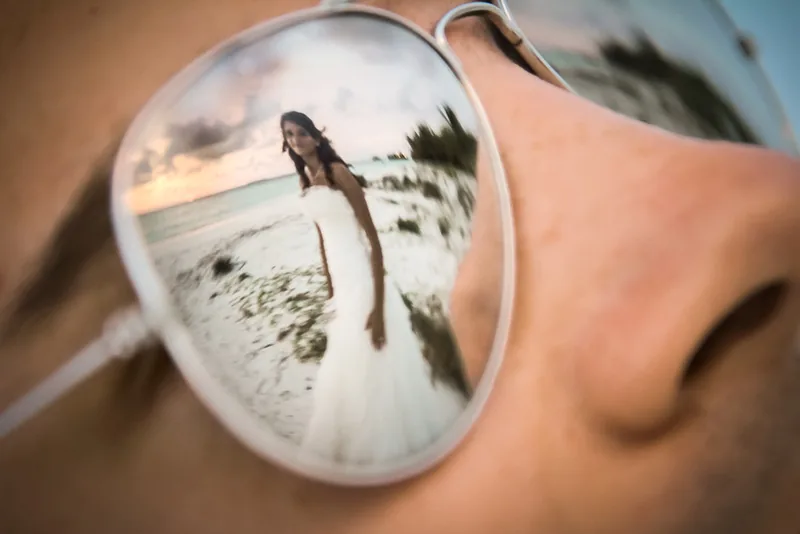 After Wedding Shooting Malediven – Brautstrauß am Strand
